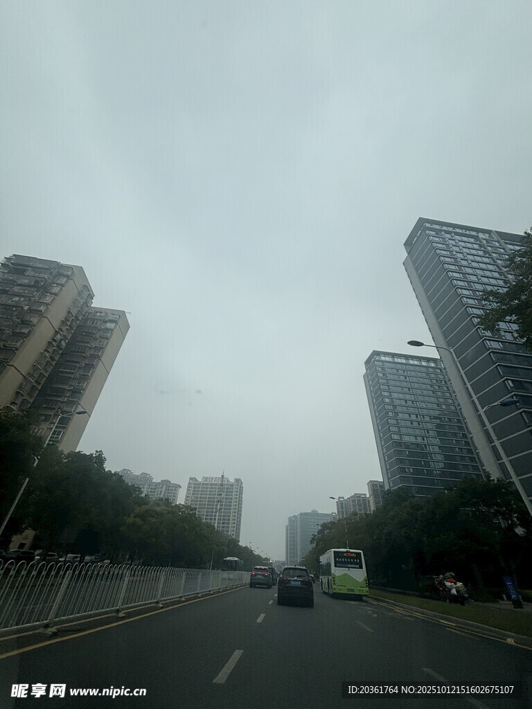 雾中城市道路景象