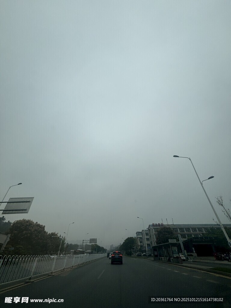 雾霾笼罩下的城市道路
