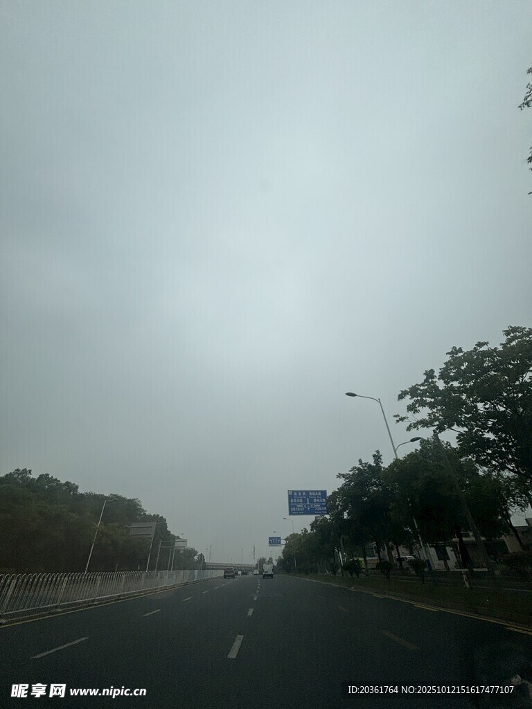 雾中公路景象
