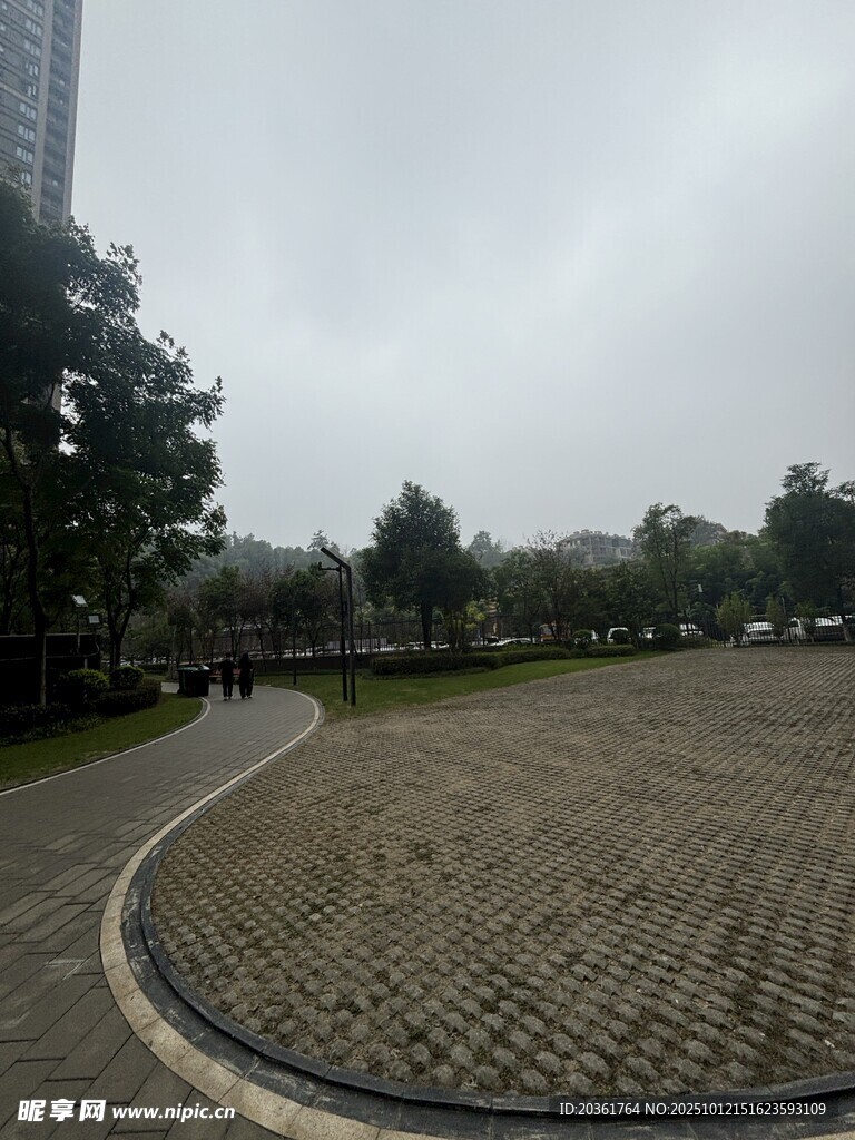 阴天的城市户外广场场景