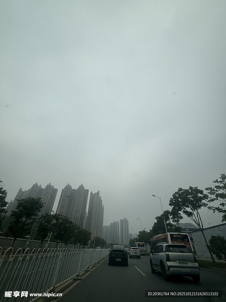 雾霾天气下的城市道路
