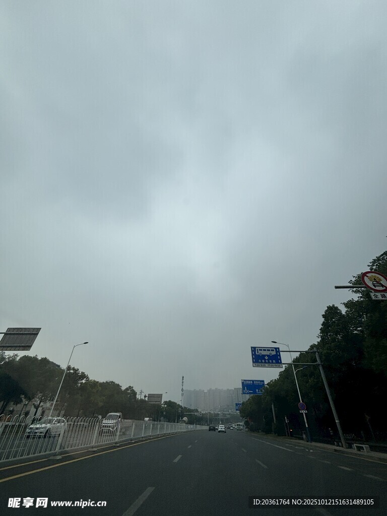 阴天的城市道路景象
