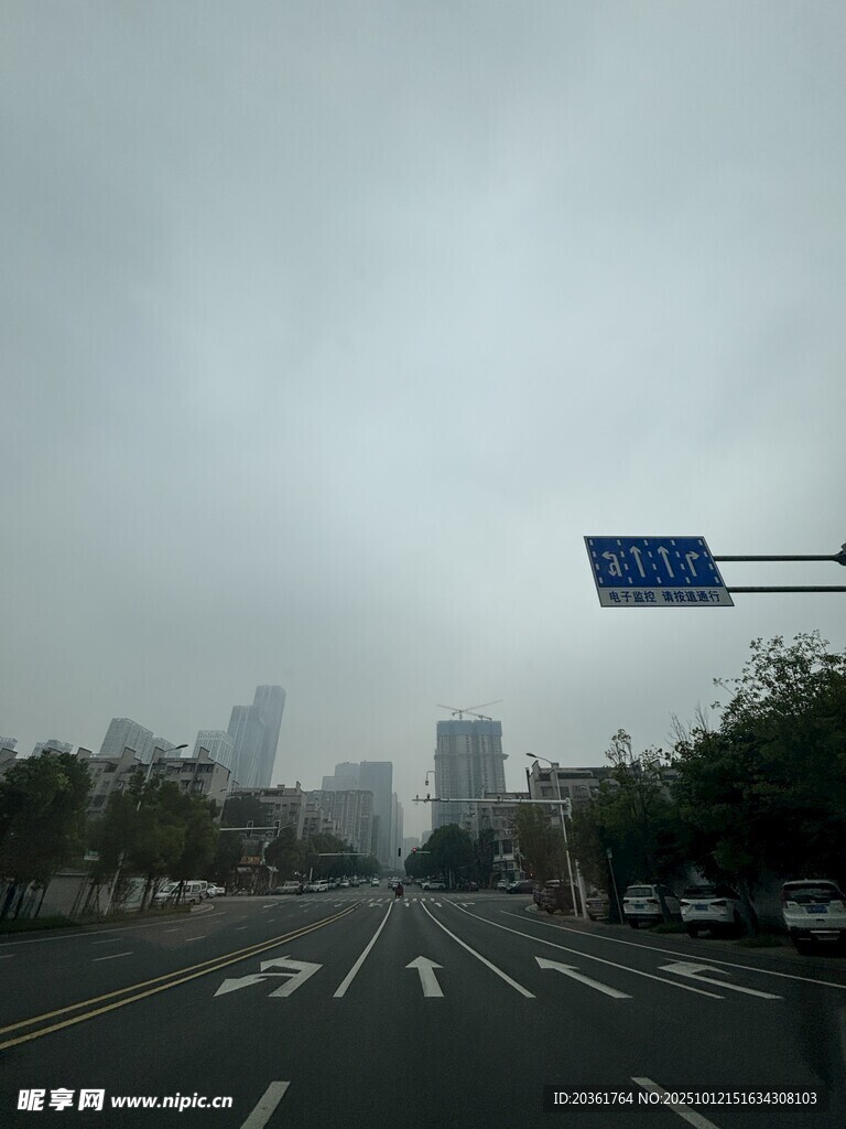 雾中城市道路景象