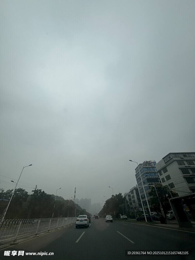 雾中城市道路景象