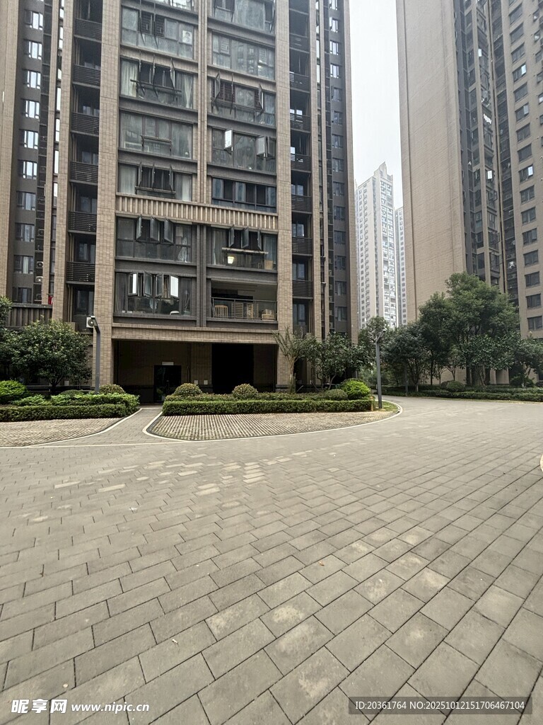 现代高层住宅前的开阔广场