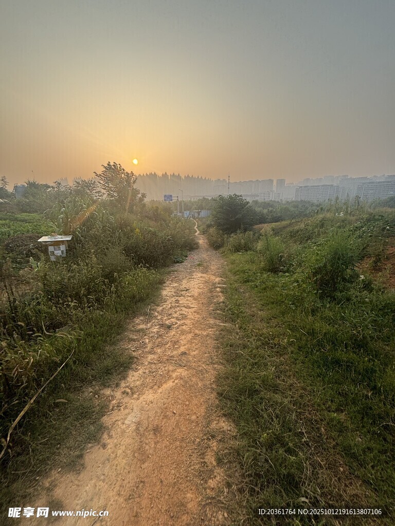 黄昏乡间小路