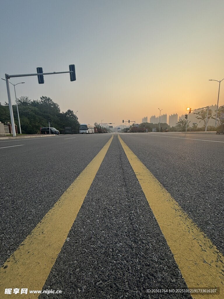 空旷道路上的双黄线