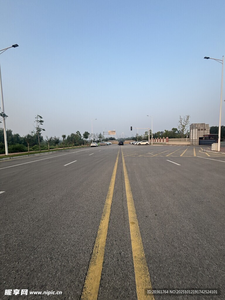 空旷道路上的双黄线