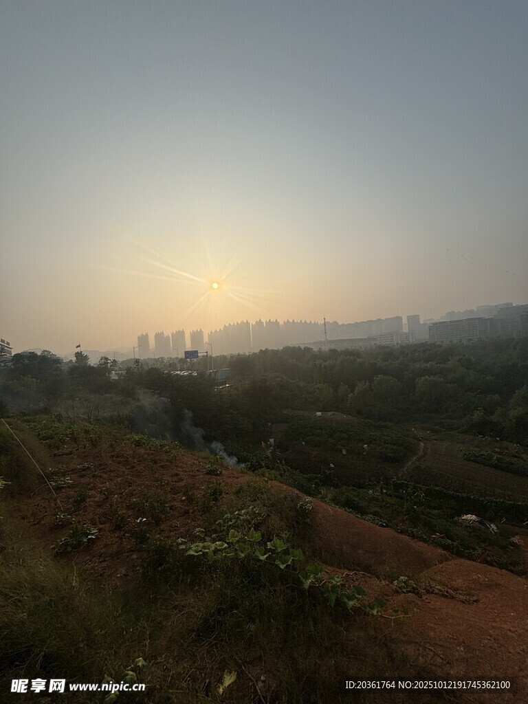 黄昏时分的郊野风光