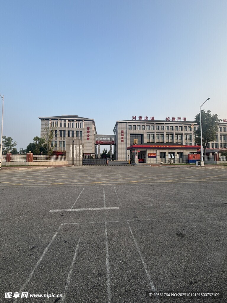 学校操场与教学楼景观
