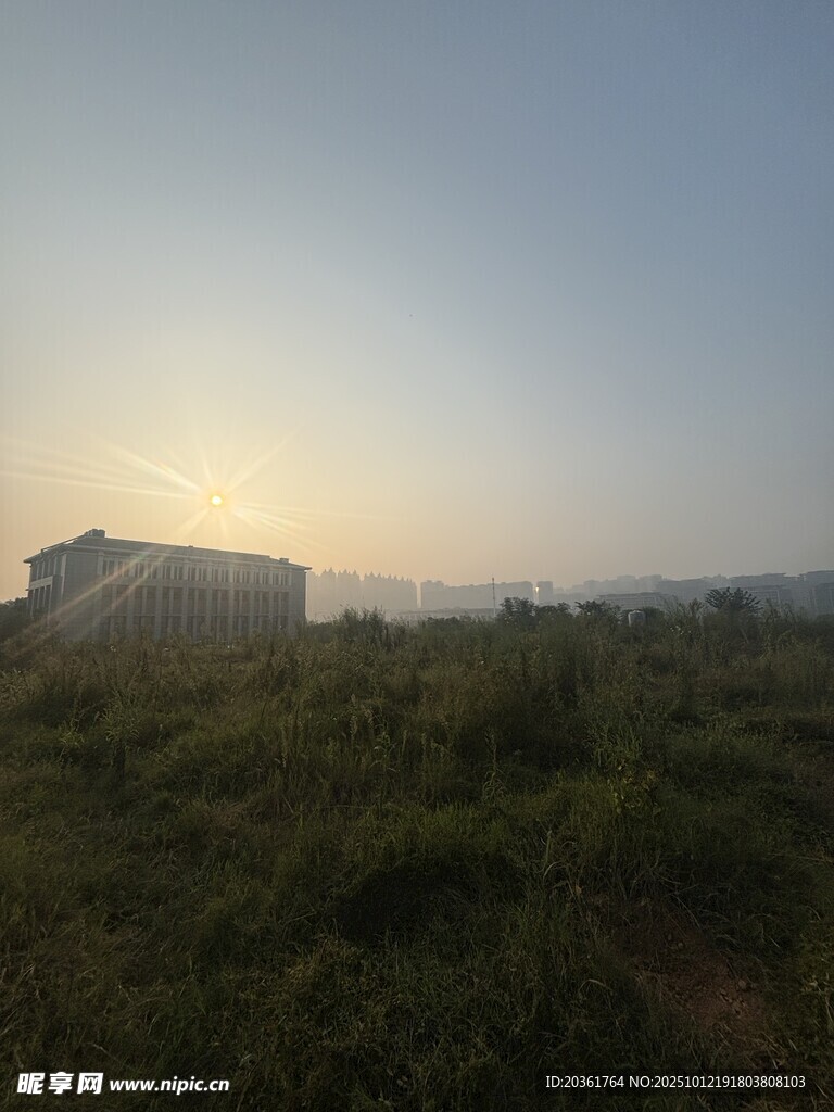 晨雾中的旷野建筑
