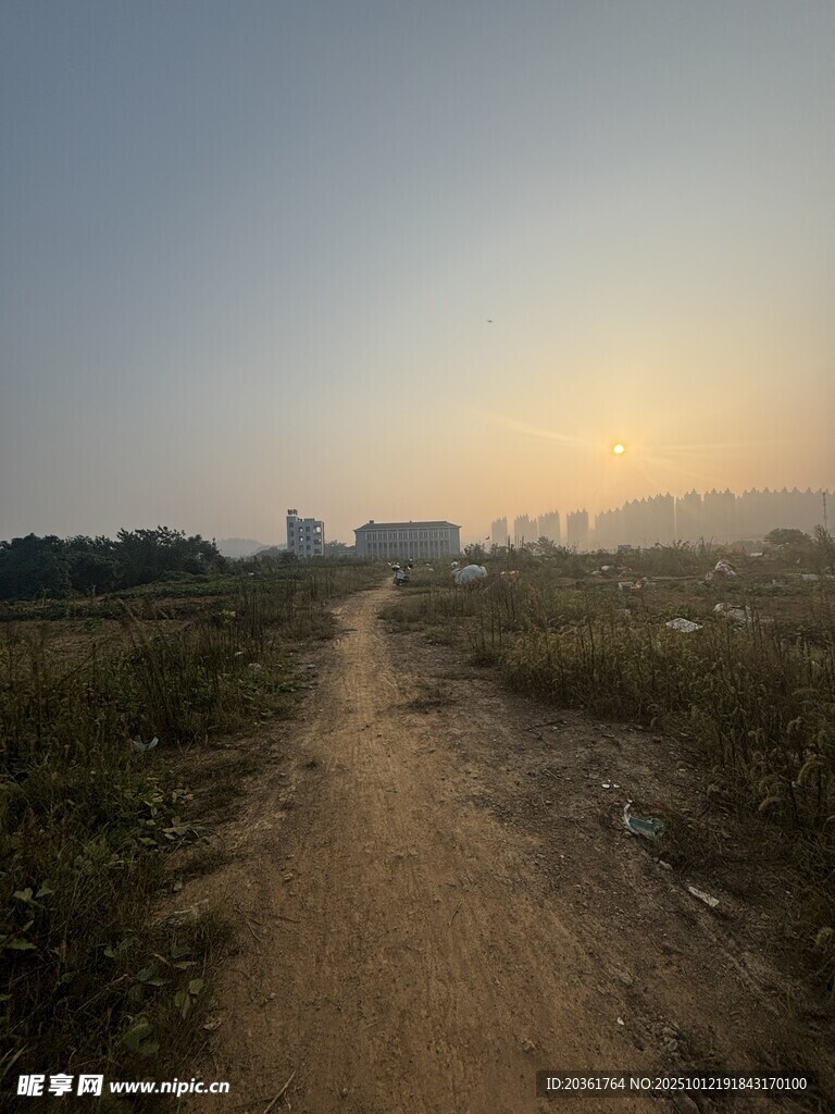 黄昏下的乡间小路