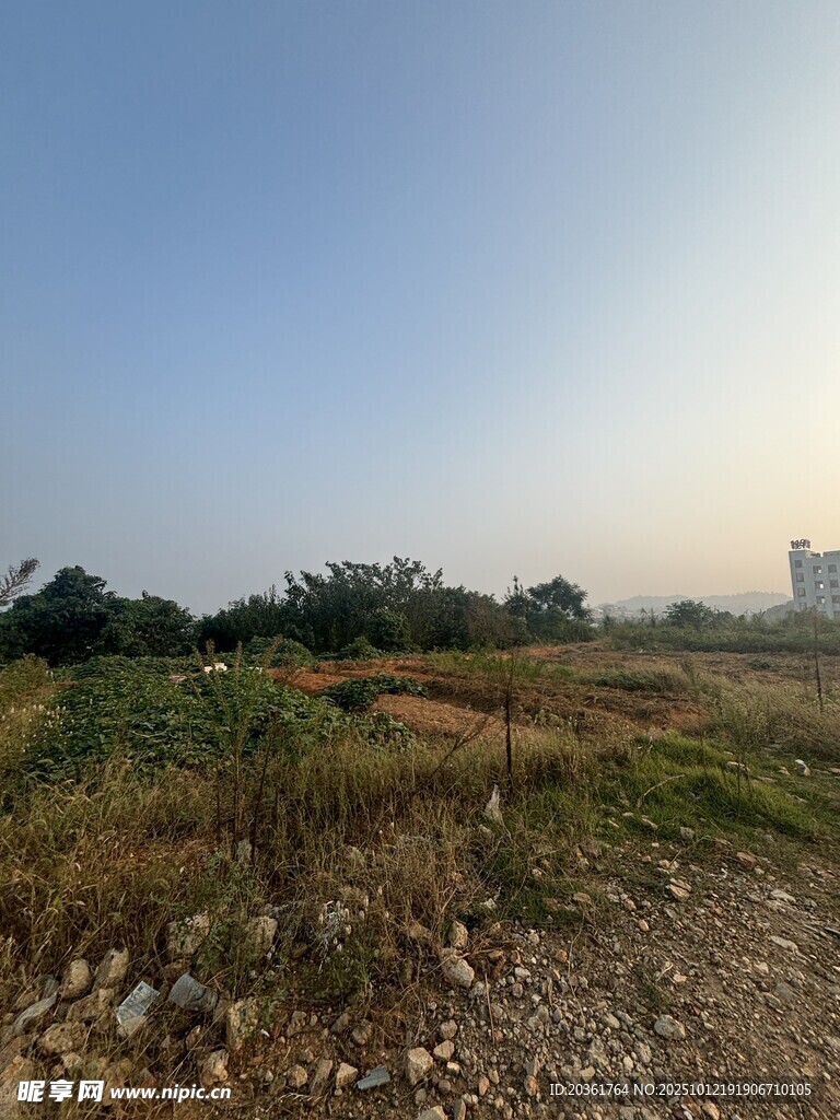 城郊开阔荒地景象