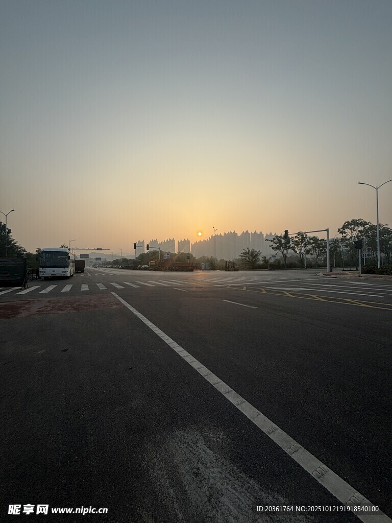 黄昏下的空旷道路