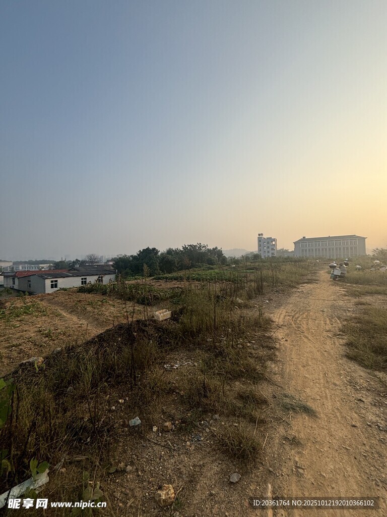城郊荒野小路