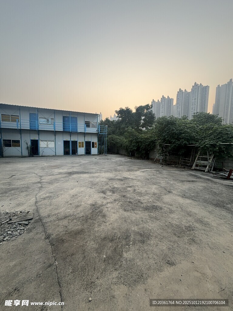 空旷场地与周边建筑景观
