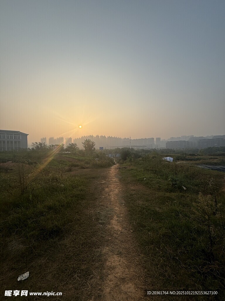 夕阳下的乡间小路