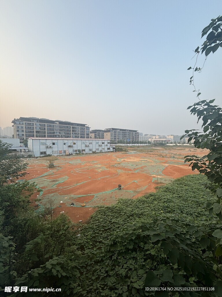 城郊开阔地与周边建筑景观