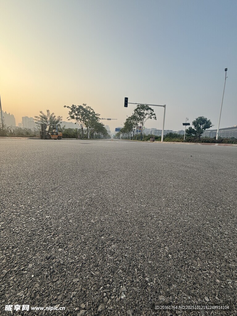 空旷沥青路面的户外场景