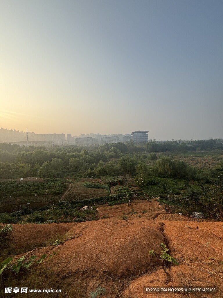 黄昏下的城郊旷野景色