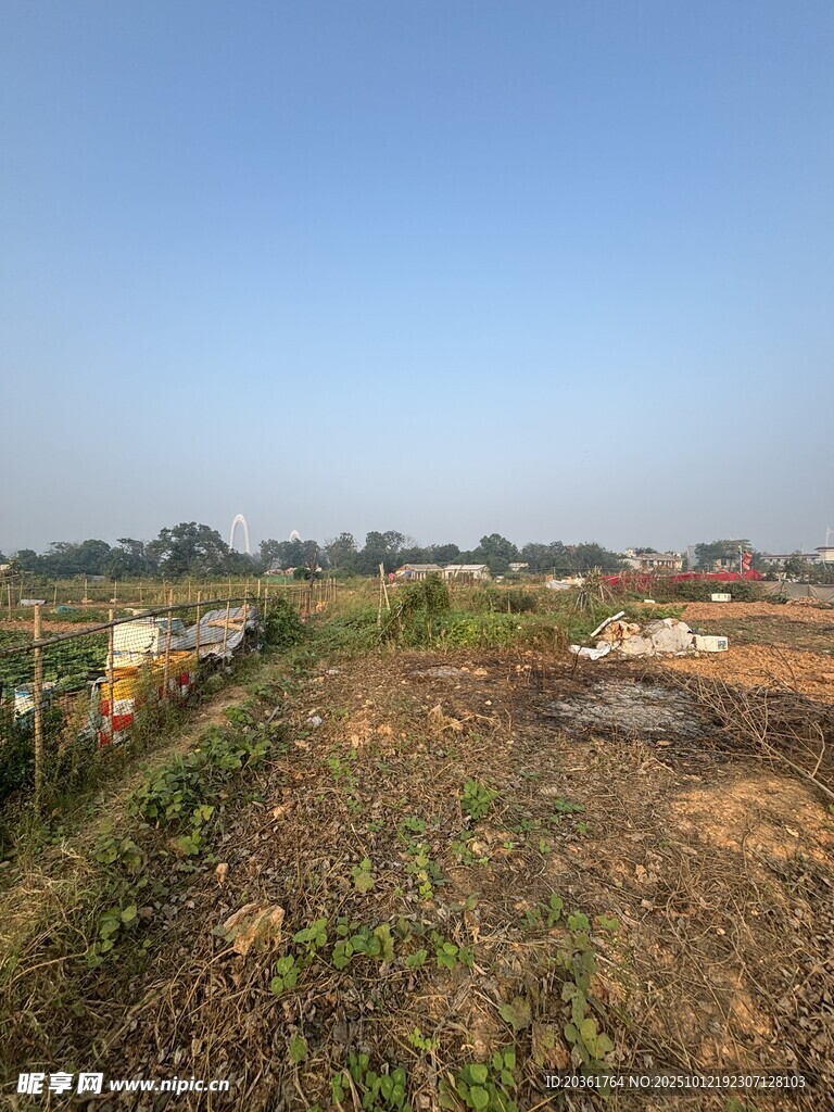郊外开阔荒地景象