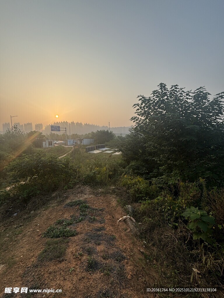 黄昏下的山间小径