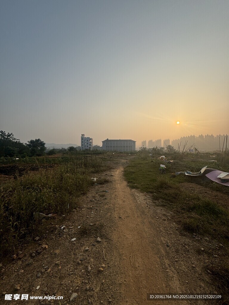 黄昏下的乡间土路