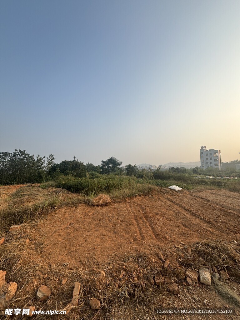 空旷待开发的土地场景