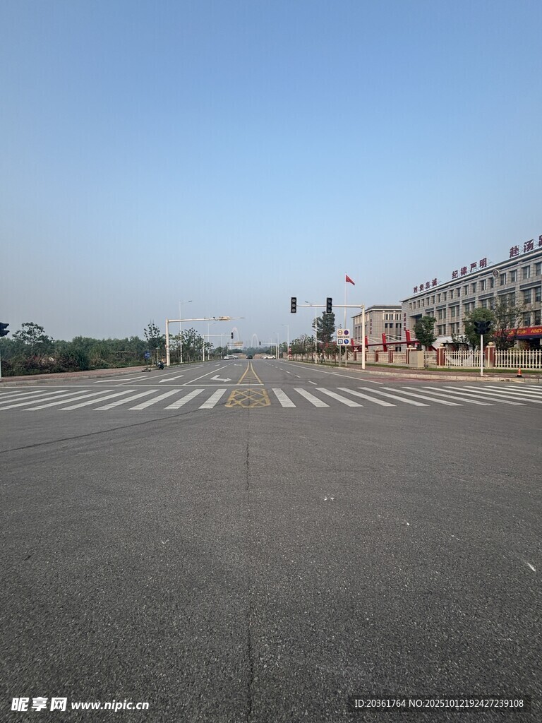 宽阔空旷的城市道路场景