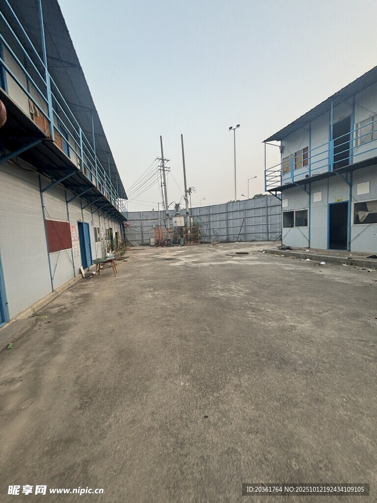 空旷工厂区的开阔通道