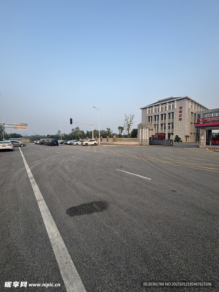 宽阔城市道路与远处建筑