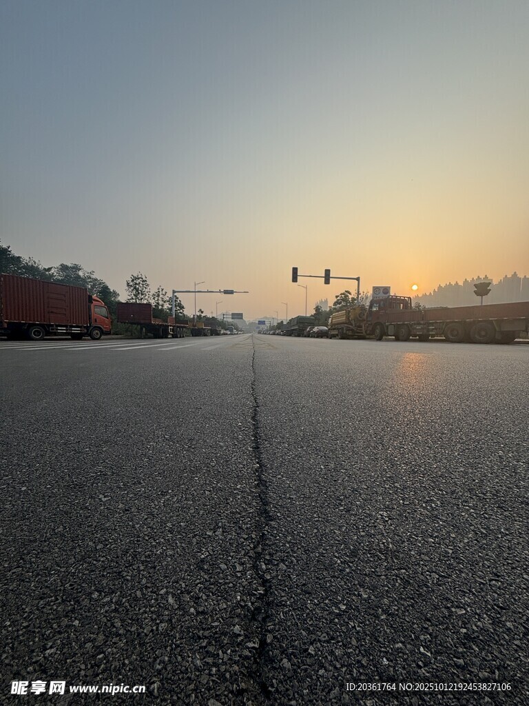 夕阳下的空旷柏油道路
