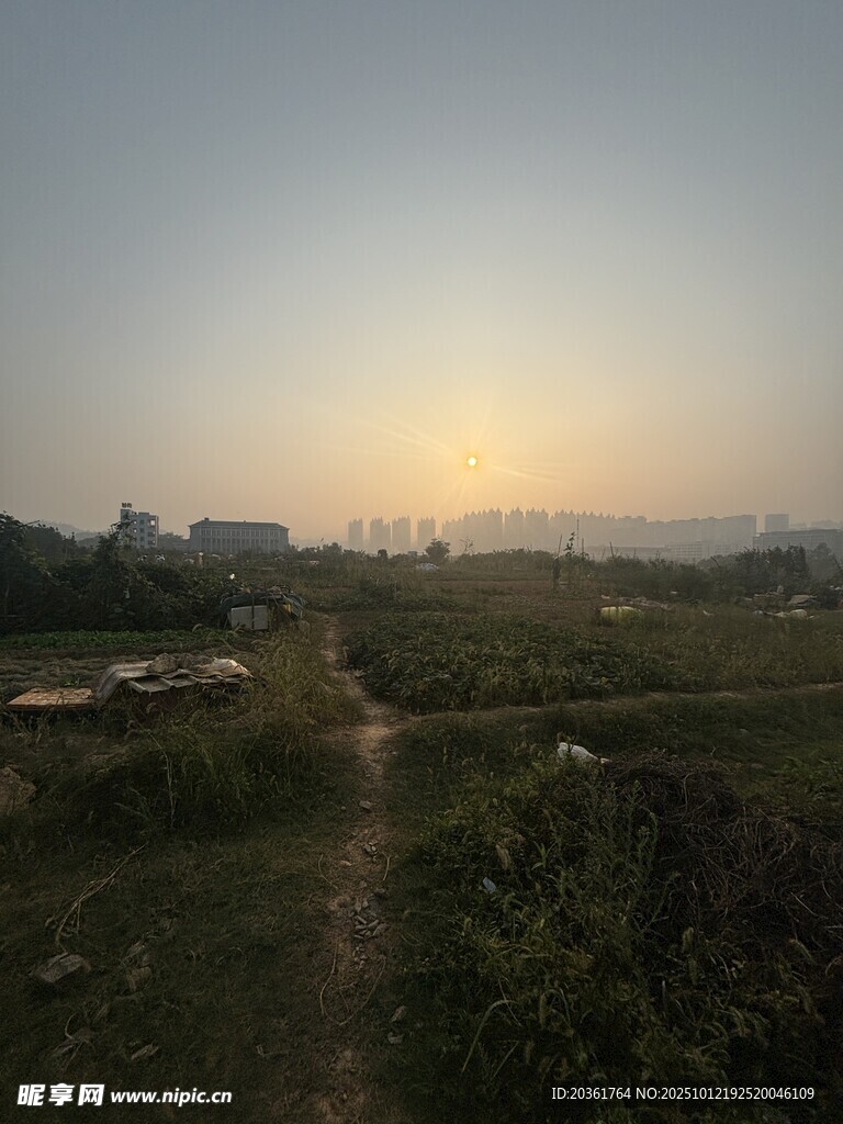 黄昏下的旷野小径