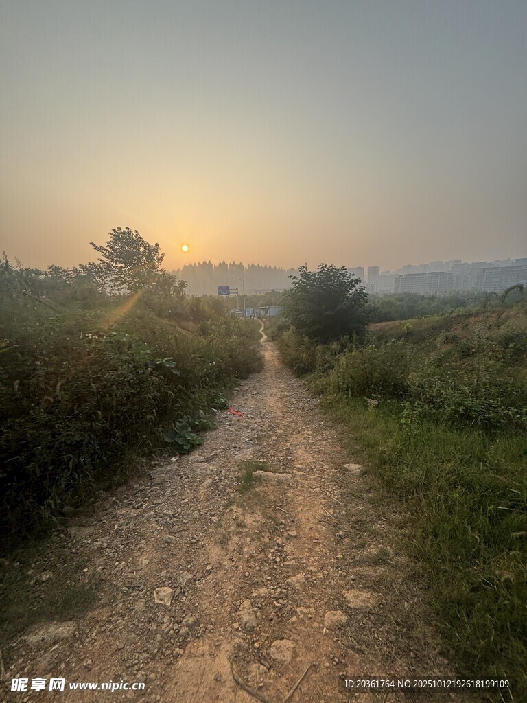 黄昏下的乡间小径