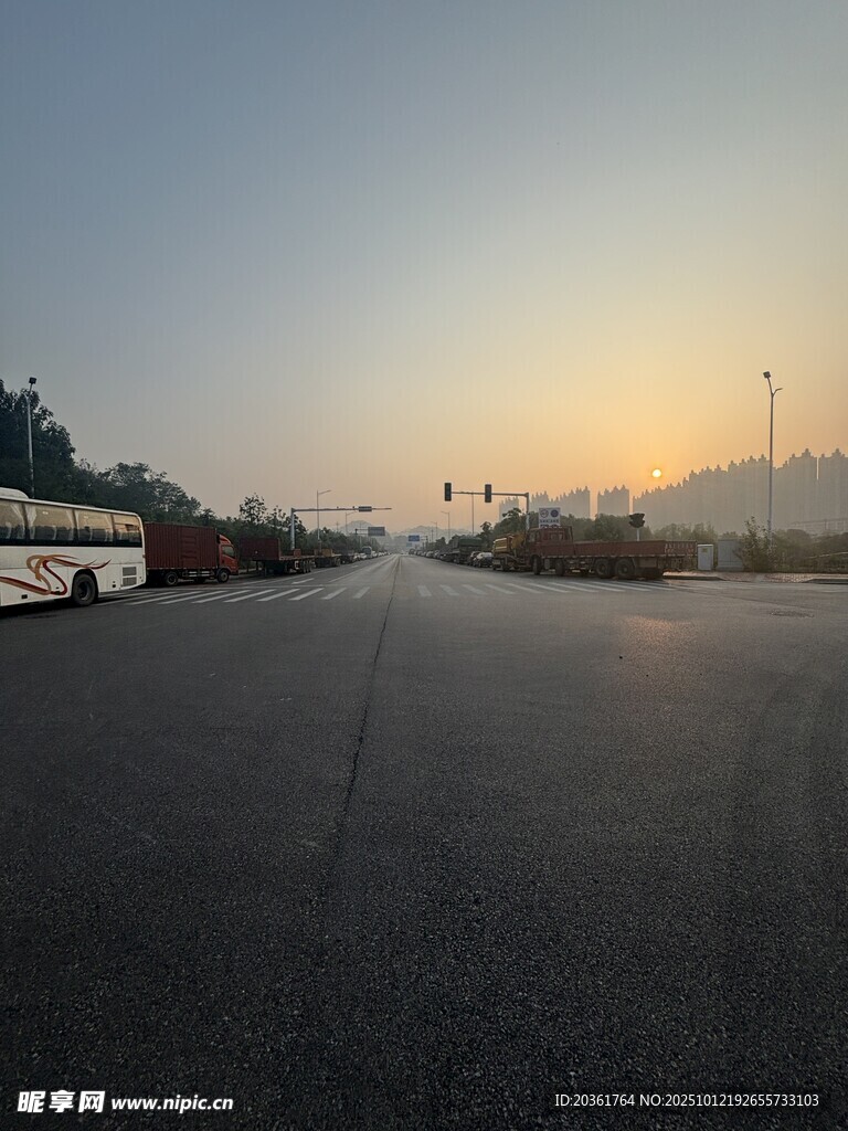 黄昏下的空旷道路