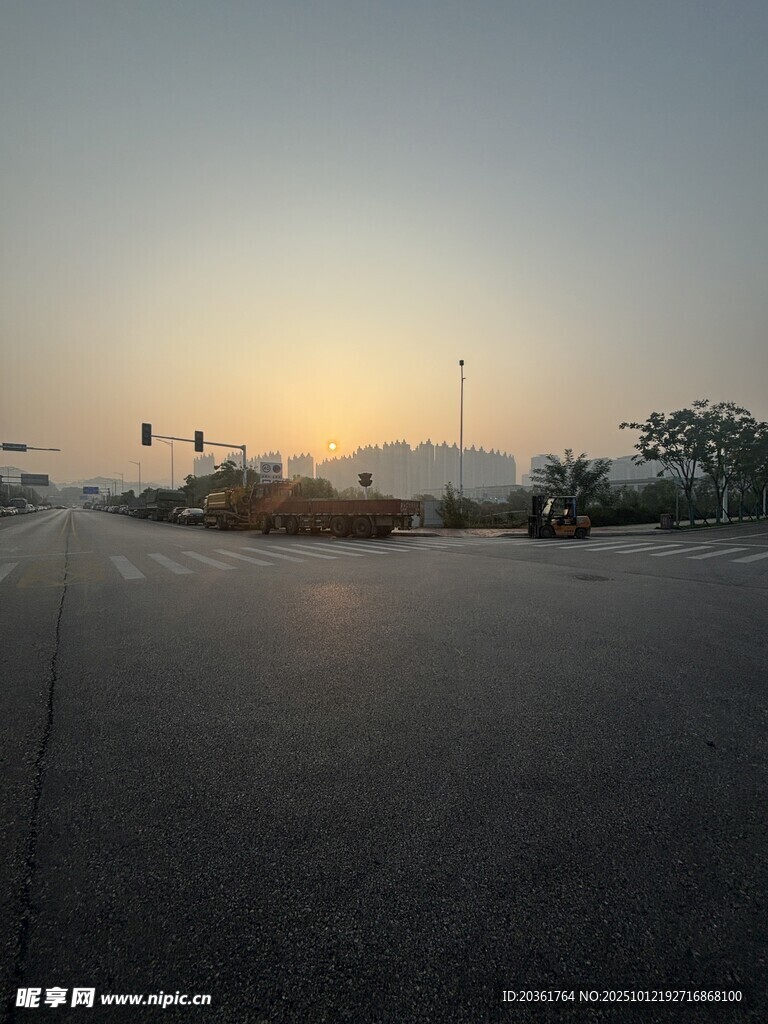 黄昏时的空旷道路