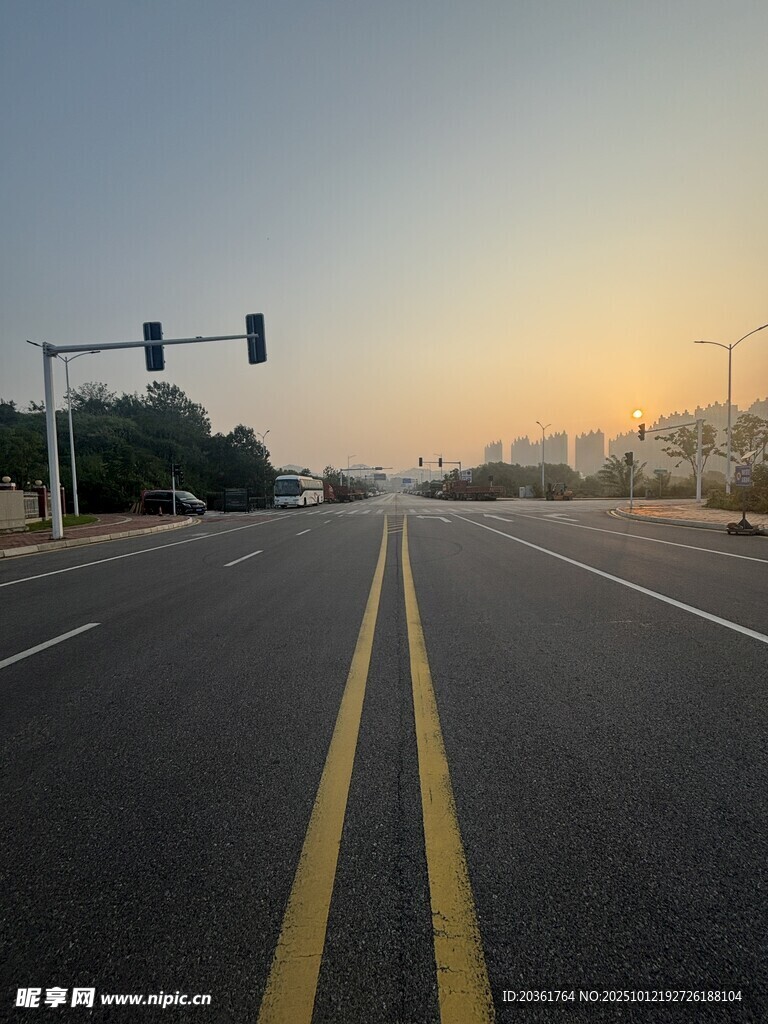 黄昏下的空旷道路