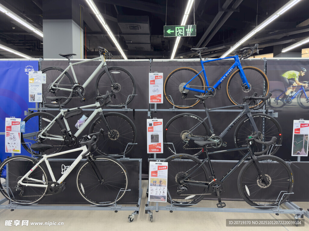 自行车店内展示多样车型
