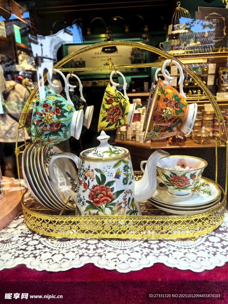 复古精美茶具与点心组合
