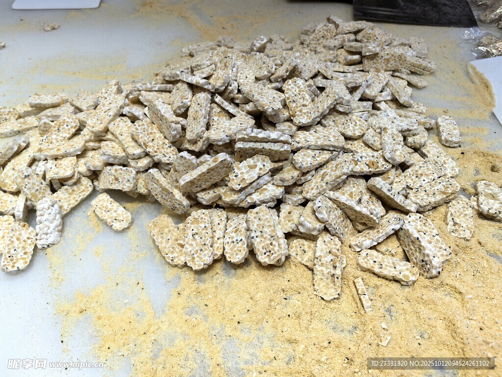 一堆形状各异的饼干碎块