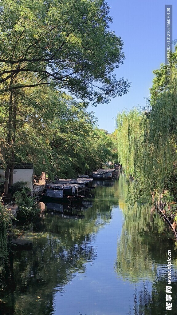 宁静河畔风光