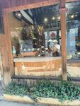 温馨街边咖啡店外观