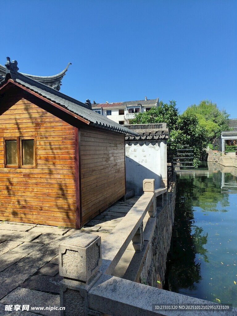 古桥畔的中式小屋