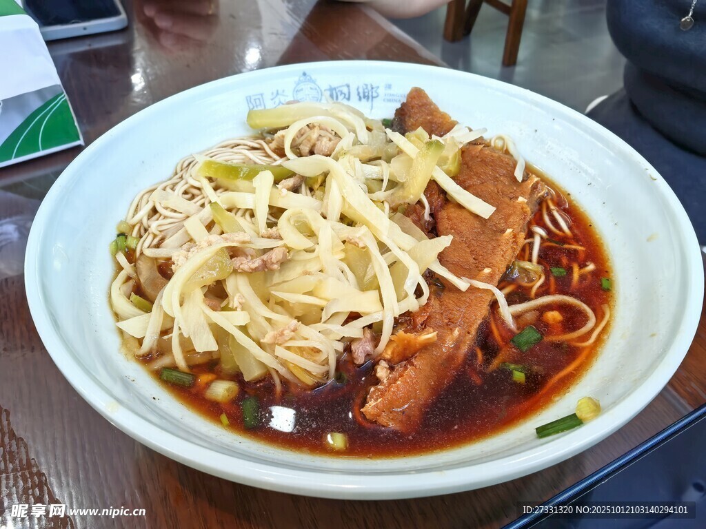 美味卤味拌面