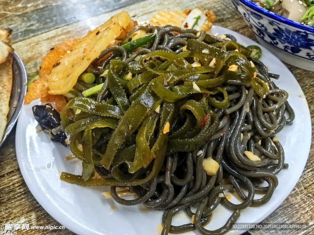 海带拌黑面条美食画面