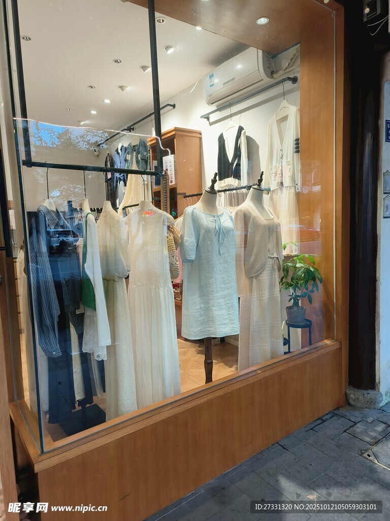 时尚服装店橱窗展示