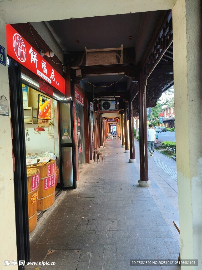 仿古巷商铺