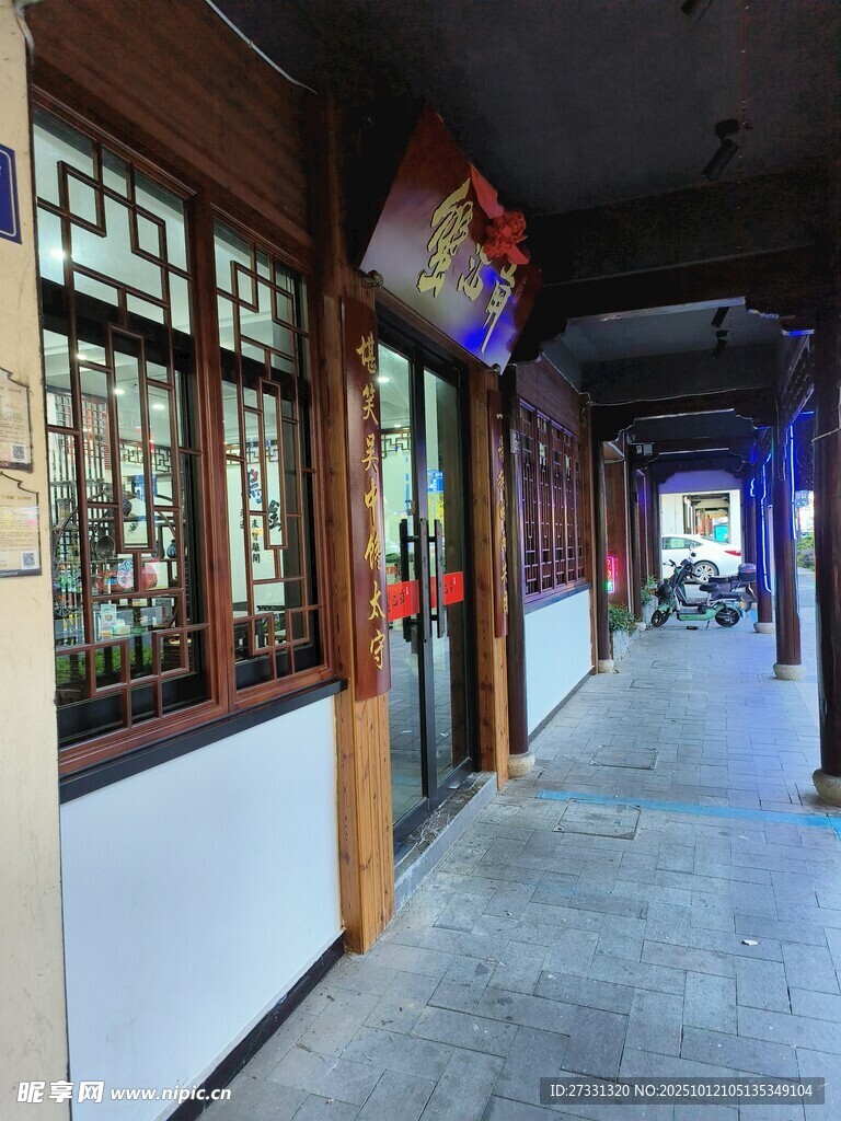 古巷中式建筑走廊景致