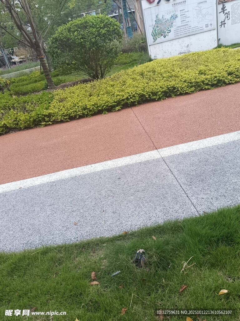 城市中整洁的彩色步道