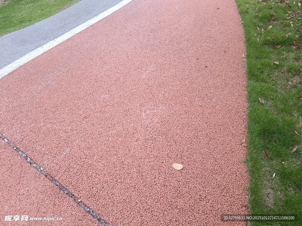 红色塑胶跑道近景